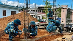 Bộ đội Sư đoàn Phòng không 375 xây trường, giúp người dân cất nhà ở vùng biên giới 