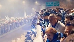 Biển người đội mưa lạnh đón tuyển Argentina trở về sau trận chung kết World Cup 2026