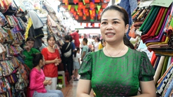 Thương nhân treo bảng giảm giá, xúng xính áo bà ba, áo dài mừng chợ Tân Định tròn trăm tuổi