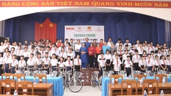Trao 300 xe đạp tiếp sức học sinh khó khăn tại Vĩnh Long
