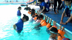 Góc nhìn trưa nay: Sôi nổi các lớp bơi miễn phí dịp hè: Trẻ em vùng ven hào hứng ‘xóa mù bơi’