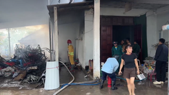 Hàng xóm đập cửa cứu người đàn ông nằm liệt trong căn nhà cháy