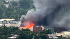 Video cháy kho hàng gia dụng ở xã Bình Hưng, nhiều ô tô được di dời kịp thời