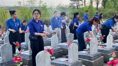 Video: Đoàn viên thắp hàng vạn ngọn nến trên mộ liệt sĩ, bừng sáng đêm tri ân ở Quảng Trị