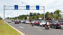 Ô tô đậu kín làn xe máy trên đại lộ Võ Nguyên Giáp ở Đắk Lắk