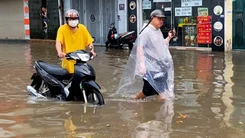 Mưa lớn gây ngập đường ở Hà Nội, nhiều xe máy chết máy