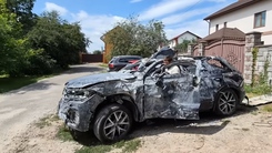 Video ô tô nát bươm sau vụ nổ tên lửa, vẫn nổ máy chạy khỏi hiện trường ở UKraine 