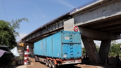 Liên tiếp xe tải, container va vào xà mũ trụ cầu vượt đường sắt