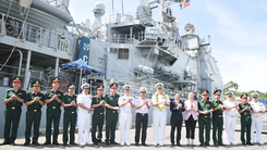 Bộ Tư lệnh Vùng 3 Hải quân chủ trì lễ đón tàu sân bay USS George Washington tại cảng Tiên Sa