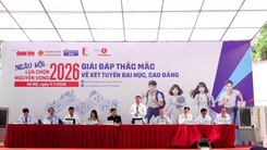 Hàng ngàn thí sinh, phụ huynh đến ngày hội chọn nguyện vọng xét tuyển tại Hà Nội