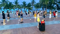 Sàn nhảy dân vũ ven biển Mỹ Khê hút du khách quốc tế