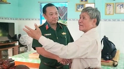 Chính ủy Bộ Tư lệnh TP.HCM đến nhà người nhận là thân nhân liệt sĩ Huỳnh Văn Quên