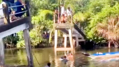 Video sập cầu nông thôn ở An Giang khiến người dân và 3 xe máy rơi xuống kênh