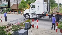 Tài xế xe đầu kéo tông gãy gác chắn đường sắt bị phạt 41,5 triệu đồng 