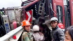 Video hiện trường vụ lật xe tải trên quốc lộ 9 khiến 3 người tử vong