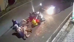 Tài xế ô tô tông xe máy chở 4 người rồi bỏ đi