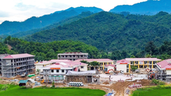 Hàng trăm công nhân làm ngày đêm xây trường nội trú vùng biên Thanh Hóa