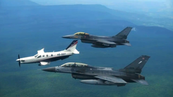 Video Thủ tướng Thái Lan Anutin Charnvirakul tự lái máy bay, 3 tiêm kích F-16 hộ tống