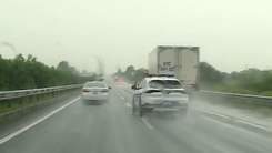 Video cảnh sát giao thông lái xe làm mẫu, chỉ cách ‘chuyển làn, vượt xe’ trên hai cao tốc