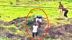 Video cha cố cứu con trai rơi vực, cả hai tử vong, mẹ cũng lao xuống theo ở Ấn Độ