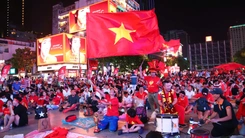 Ông Ba Sài Gòn mang lá cờ 8m cùng CĐV TP.HCM tiếp lửa tuyển Việt Nam ở chung kết ASEAN Cup 