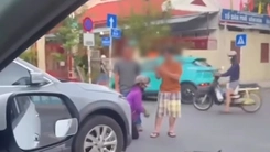 Xác minh clip người phụ nữ đi xe máy quỳ van xin chủ ô tô sau va quẹt ở Nha Trang 