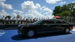 Video xe 'quái thú' chở vợ chồng ông Trump chạy vòng danh dự tại Freedom 250 Grand Prix