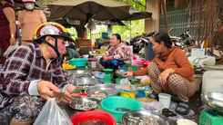 Cá linh đầu mùa nước nổi ra chợ