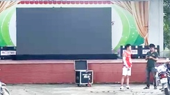 Video quê nhà lắp màn hình LED 20m2 ủng hộ Đình Bắc và tuyển Việt Nam đấu Thái Lan