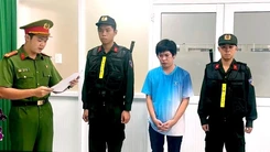 Vợ chồng chủ ‘Tiểu Vi House’ bị khởi tố vì bán hơn 11.000 đôi dép giả