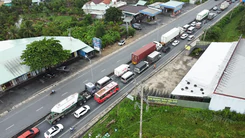 Flycam người dân miền Tây về quê nghỉ lễ, ùn ứ tại ngã tư Đồng Tâm 