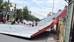 Gió Lào giật bay mái tôn, xe tải 'đỡ' giúp người đi đường