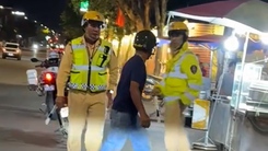 Video người đàn ông đấm cảnh sát giao thông khi bị yêu cầu đo nồng độ cồn