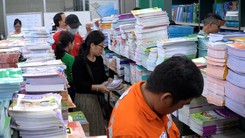 Phụ huynh 'lùng' sách giáo khoa, nhà xuất bản nói chậm nhất 4-9 sách về đến trường 