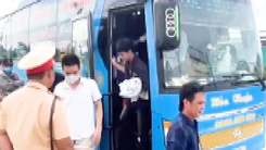 Người dân báo tin, cảnh sát giao thông 'bắt tại trận' xe khách chở quá 15 người