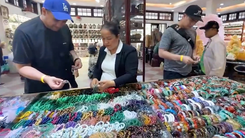 Thủy thủ tàu sân bay Mỹ nếm nước mắm cá cơm, mua nhiều vòng tay mang về nước