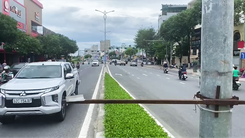 Nhiều người suýt gặp nạn vì thanh sắt treo băng rôn chìa ra đường ở Đà Nẵng