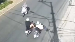 Video người đàn ông bị bạn trai của vợ cũ đạp ngã ra đường, công an đang điều tra