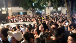 Video hàng nghìn người dân hiếu kỳ tụ tập trước nhà Huấn Hoa Hồng xem cảnh sát làm việc