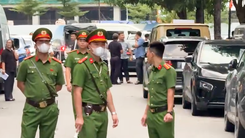 Video cảnh sát xuất hiện tại nhà của Huấn Hoa Hồng ở Hà Nội