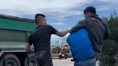 Hai người đánh tài xế giữa đường, công an đang xác minh