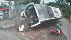 Xe chở đoàn dự đám cưới lật cạnh trạm xăng, 35 người bị thương ở Ấn Độ