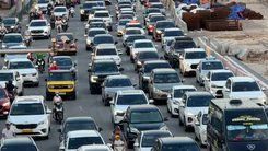 Kẹt xe ở cửa ngõ TP.HCM và Hà Nội do người dân ùn ùn trở lại khi chưa hết kỳ nghỉ lễ 2-9