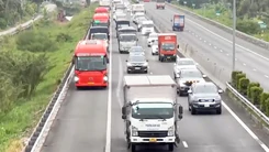 Cảnh sát mở làn dừng khẩn cấp, dùng mô tô dẫn đường cho xe từ miền Tây về TP.HCM