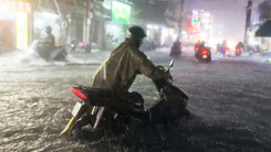 Mưa lớn nhấn chìm nhiều tuyến đường, người dân TP.HCM chật vật về nhà