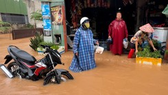 Lũ bất ngờ dâng cao trở lại trong đêm khiến nhiều nhà dân ở Đồng Nai ngập sâu