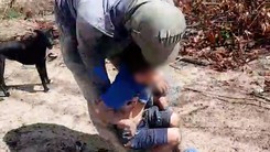 Video tìm thấy bé trai đi lạc trên núi cao, xúc động cảnh chú chó luôn theo bảo vệ chủ   