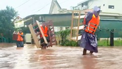 Quảng Trị di dời 160 hộ dân ở xã biên giới lúc rạng sáng do mưa lũ dâng nhanh