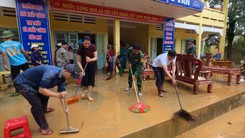 Sau lũ, thầy cô tất bật dọn dẹp bùn đất để đón học sinh trở lại lớp 