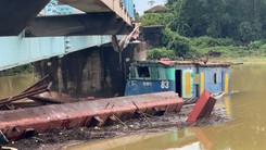 Ba sà lan mắc kẹt ở trụ cầu Mỹ Chánh: 1 chiếc trôi đi, sớm trục vớt 2 chiếc còn lại, hiện tàu hỏa vẫn qua cầu 